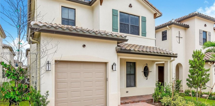 House in Hialeah, Florida 3 bedrooms, 230.96 sq.m. № 1923277