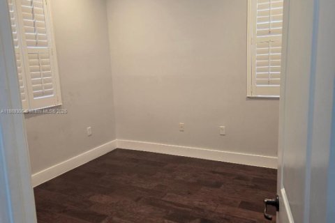 House in Hialeah, Florida 3 bedrooms, 230.96 sq.m. № 1923277 - photo 16