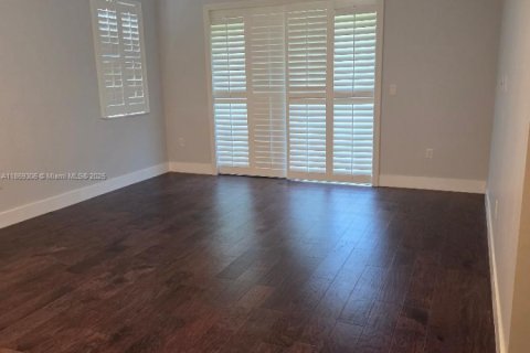 House in Hialeah, Florida 3 bedrooms, 230.96 sq.m. № 1923277 - photo 8