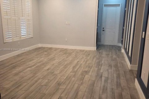 House in Hialeah, Florida 3 bedrooms, 230.96 sq.m. № 1923277 - photo 3