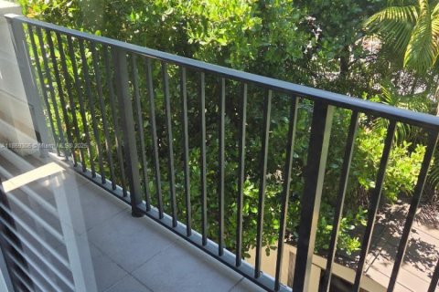 House in Hialeah, Florida 3 bedrooms, 230.96 sq.m. № 1923277 - photo 15