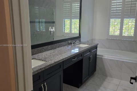 House in Hialeah, Florida 3 bedrooms, 230.96 sq.m. № 1923277 - photo 9