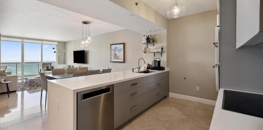 Condo à Hallandale Beach, Floride, 3 chambres № 1865444