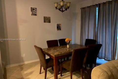 Adosado en alquiler en Orlando, Florida, 3 dormitorios, 163.88 m2 № 1833714 - foto 2