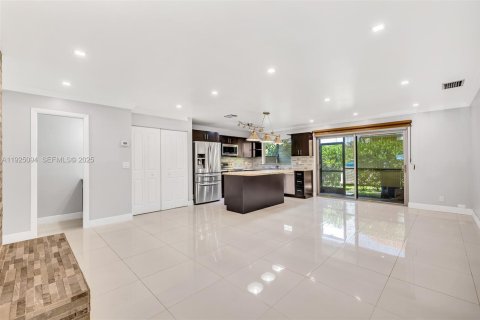 Townhouse in Coral Springs, Florida 3 bedrooms, 159.79 sq.m. № 1983740 - photo 10