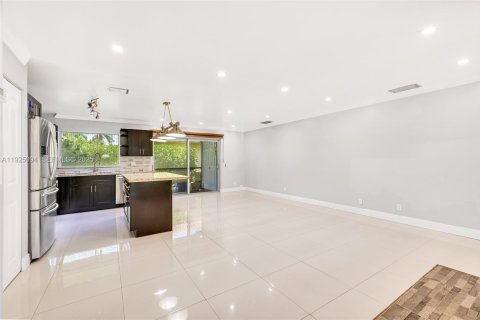 Townhouse in Coral Springs, Florida 3 bedrooms, 159.79 sq.m. № 1983740 - photo 9