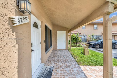 Townhouse in Coral Springs, Florida 3 bedrooms, 159.79 sq.m. № 1983740 - photo 2