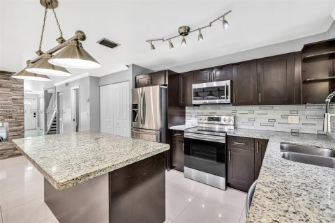 Townhouse in Coral Springs, Florida 3 bedrooms, 159.79 sq.m. № 1983740 - photo 14