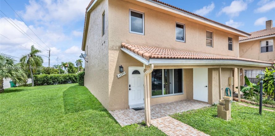 Townhouse in Coral Springs, Florida 3 bedrooms, 159.79 sq.m. № 1983740