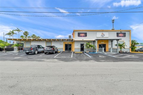 Commercial property in Homestead, Florida № 2086141