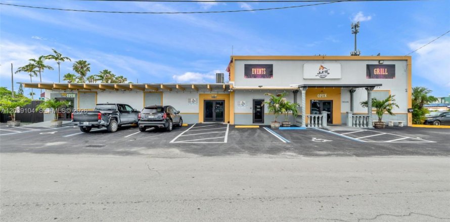 Commercial property in Homestead, Florida № 2086141