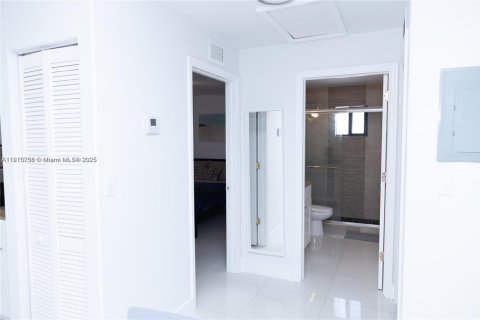 Propiedad comercial en venta en Miami, Florida № 2013112 - foto 27