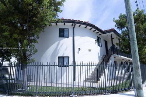 Propiedad comercial en venta en Miami, Florida № 2013112 - foto 17