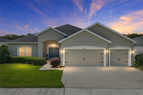 House in Lakeland, Florida 5 bedrooms, 323.11 sq.m. № 2136744