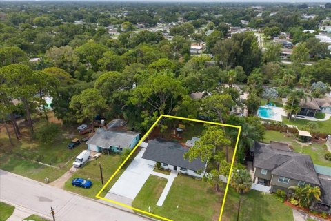 House in Saint Petersburg, Florida 3 bedrooms, 140.84 sq.m. № 2259019 - photo 2