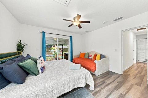 House in Saint Petersburg, Florida 3 bedrooms, 140.84 sq.m. № 2259019 - photo 21