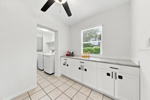 House in Saint Petersburg, Florida 3 bedrooms, 140.84 sq.m. № 2259019 - photo 13