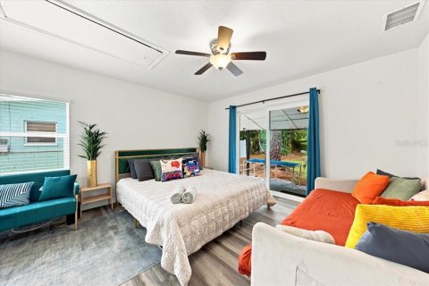 House in Saint Petersburg, Florida 3 bedrooms, 140.84 sq.m. № 2259019 - photo 19