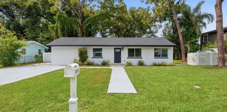 House in Saint Petersburg, Florida 3 bedrooms, 140.84 sq.m. № 2259019