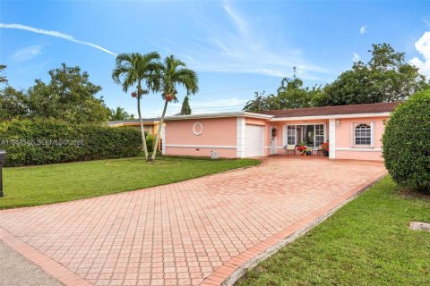 Villa ou maison à vendre à Miramar, Floride: 3 chambres, 140.65 m2 № 2055403 - photo 1