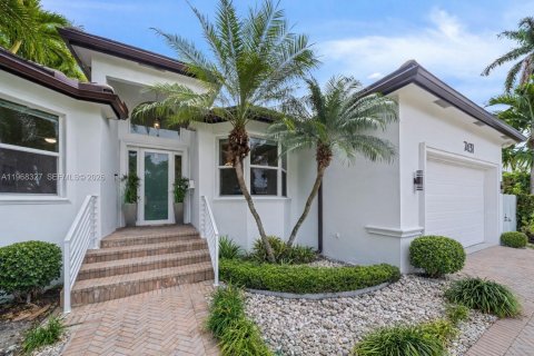 Casa en venta en North Bay Village, Florida, 3 dormitorios, 271.83 m2 № 2032196 - foto 2