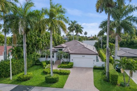 Casa en venta en North Bay Village, Florida, 3 dormitorios, 271.83 m2 № 2032196 - foto 3