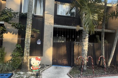 Townhouse in North Lauderdale, Florida 2 bedrooms, 114.83 sq.m. № 1994904 - photo 1