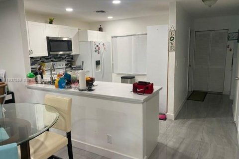 Townhouse in North Lauderdale, Florida 2 bedrooms, 114.83 sq.m. № 1994904 - photo 3