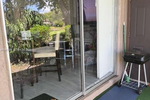Townhouse in North Lauderdale, Florida 2 bedrooms, 114.83 sq.m. № 1994904 - photo 18