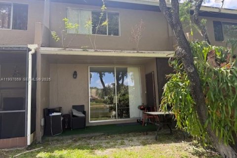 Townhouse in North Lauderdale, Florida 2 bedrooms, 114.83 sq.m. № 1994904 - photo 17