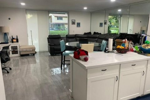 Townhouse in North Lauderdale, Florida 2 bedrooms, 114.83 sq.m. № 1994904 - photo 4