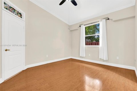 House in Palmetto Bay, Florida 3 bedrooms, 139.82 sq.m. № 2035992 - photo 12