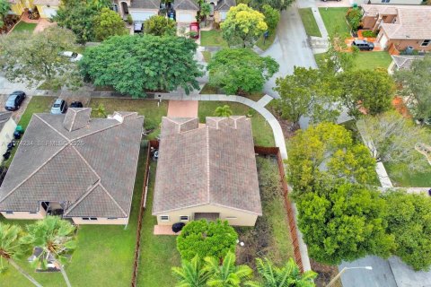 House in Palmetto Bay, Florida 3 bedrooms, 139.82 sq.m. № 2035992 - photo 17