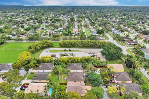 House in Palmetto Bay, Florida 3 bedrooms, 139.82 sq.m. № 2035992 - photo 13