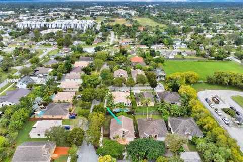 House in Palmetto Bay, Florida 3 bedrooms, 139.82 sq.m. № 2035992 - photo 3