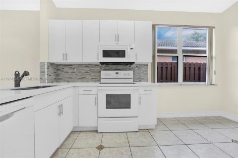 House in Palmetto Bay, Florida 3 bedrooms, 139.82 sq.m. № 2035992 - photo 5