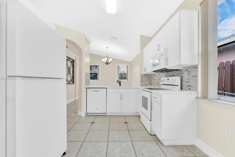 House in Palmetto Bay, Florida 3 bedrooms, 139.82 sq.m. № 2035992 - photo 6