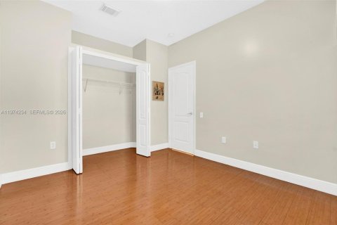 House in Palmetto Bay, Florida 3 bedrooms, 139.82 sq.m. № 2035992 - photo 18