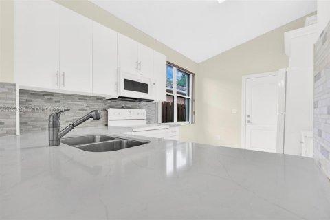 House in Palmetto Bay, Florida 3 bedrooms, 139.82 sq.m. № 2035992 - photo 11