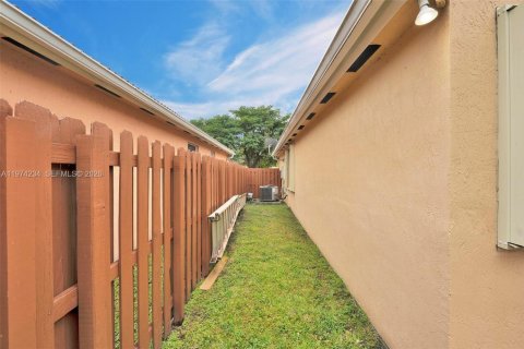 House in Palmetto Bay, Florida 3 bedrooms, 139.82 sq.m. № 2035992 - photo 30