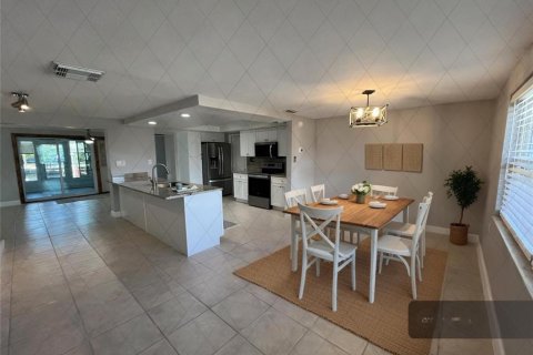 House in Hudson, Florida 2 bedrooms, 180.97 sq.m. № 1723083 - photo 7