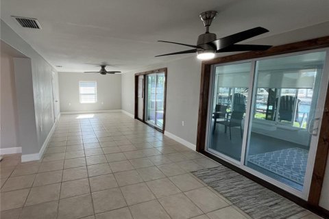 House in Hudson, Florida 2 bedrooms, 180.97 sq.m. № 1723083 - photo 12
