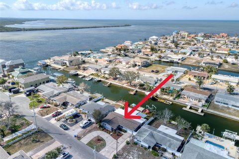House in Hudson, Florida 2 bedrooms, 180.97 sq.m. № 1723083 - photo 1