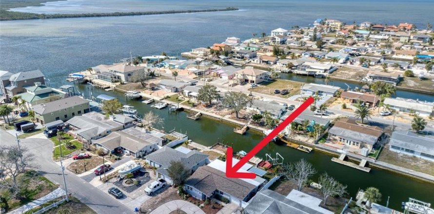 House in Hudson, Florida 2 bedrooms, 180.97 sq.m. № 1723083