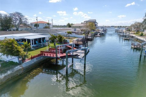 House in Hudson, Florida 2 bedrooms, 180.97 sq.m. № 1723083 - photo 4