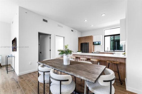 Townhouse in Miami, Florida 3 bedrooms, 174.66 sq.m. № 1941913 - photo 8