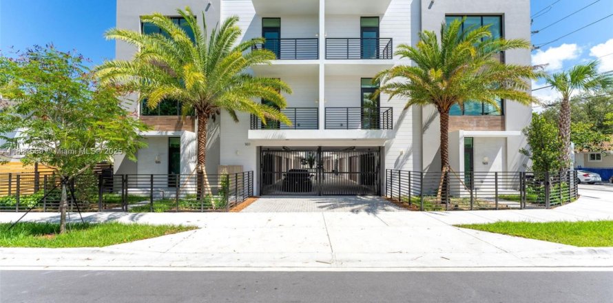 Townhouse in Miami, Florida 3 bedrooms, 174.66 sq.m. № 1941913