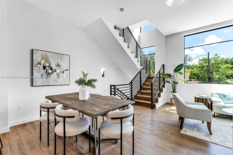 Townhouse in Miami, Florida 3 bedrooms, 174.66 sq.m. № 1941913 - photo 13