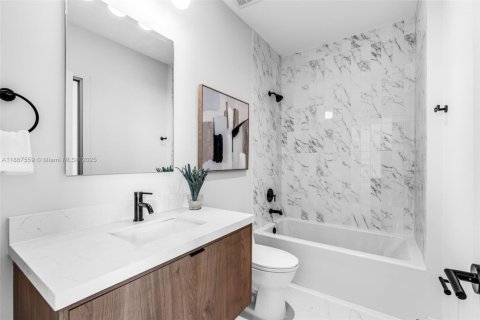 Townhouse in Miami, Florida 3 bedrooms, 174.66 sq.m. № 1941913 - photo 18
