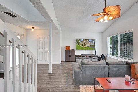 House in Davie, Florida 3 bedrooms, 155.05 sq.m. № 1922578 - photo 9